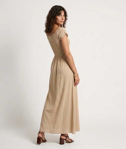 Robe Laura beige portée dos encolure dégagée - look été Carnaby