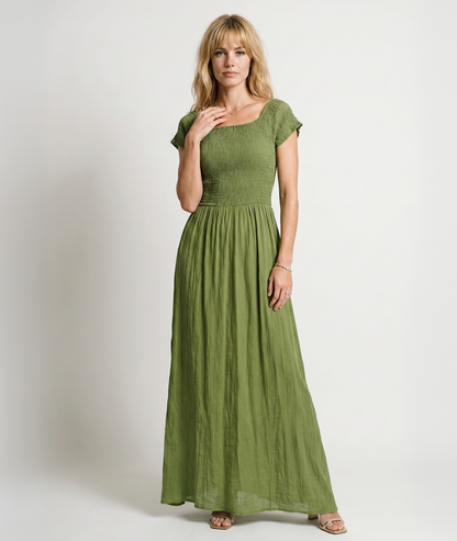 Robe Laura vert portée encolure dégagée haut smocké — Carnaby