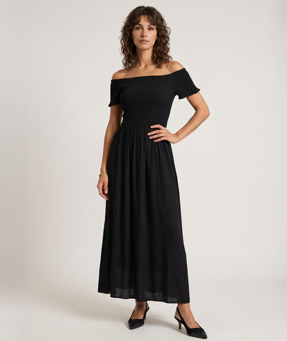 Robe Laura noir portée col bardot épaules dénudées — Carnaby
