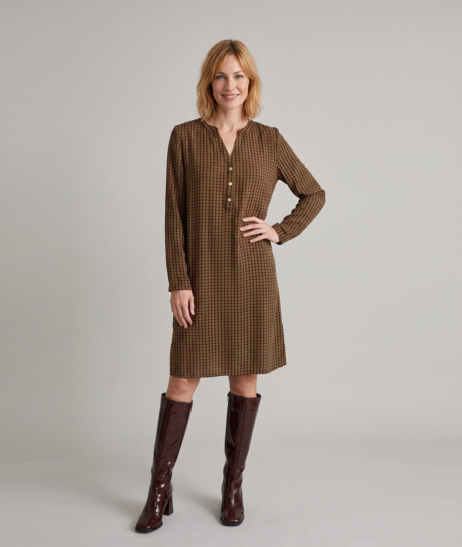 Robe courte Marianne kaki portée de face — look quotidien Carnaby