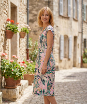 Robe Rosane rose portée côté coupe droite courte — look été naturel Carnaby