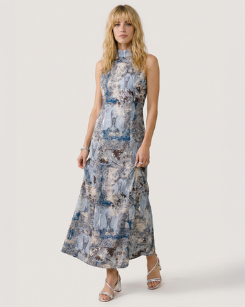 Robe Sara ciel portée pour un  look soirée d'été élégant Carnaby