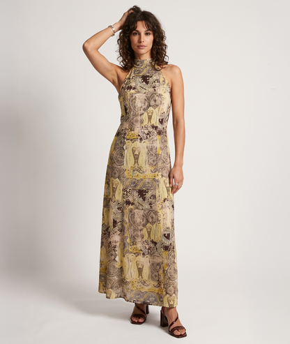 Robe Sara jaune portée pour un  look soirée d'été élégant Carnaby