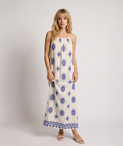 Robe Terry blanc-bleu maxi médaillons brodés bretelles fines face - Carnaby