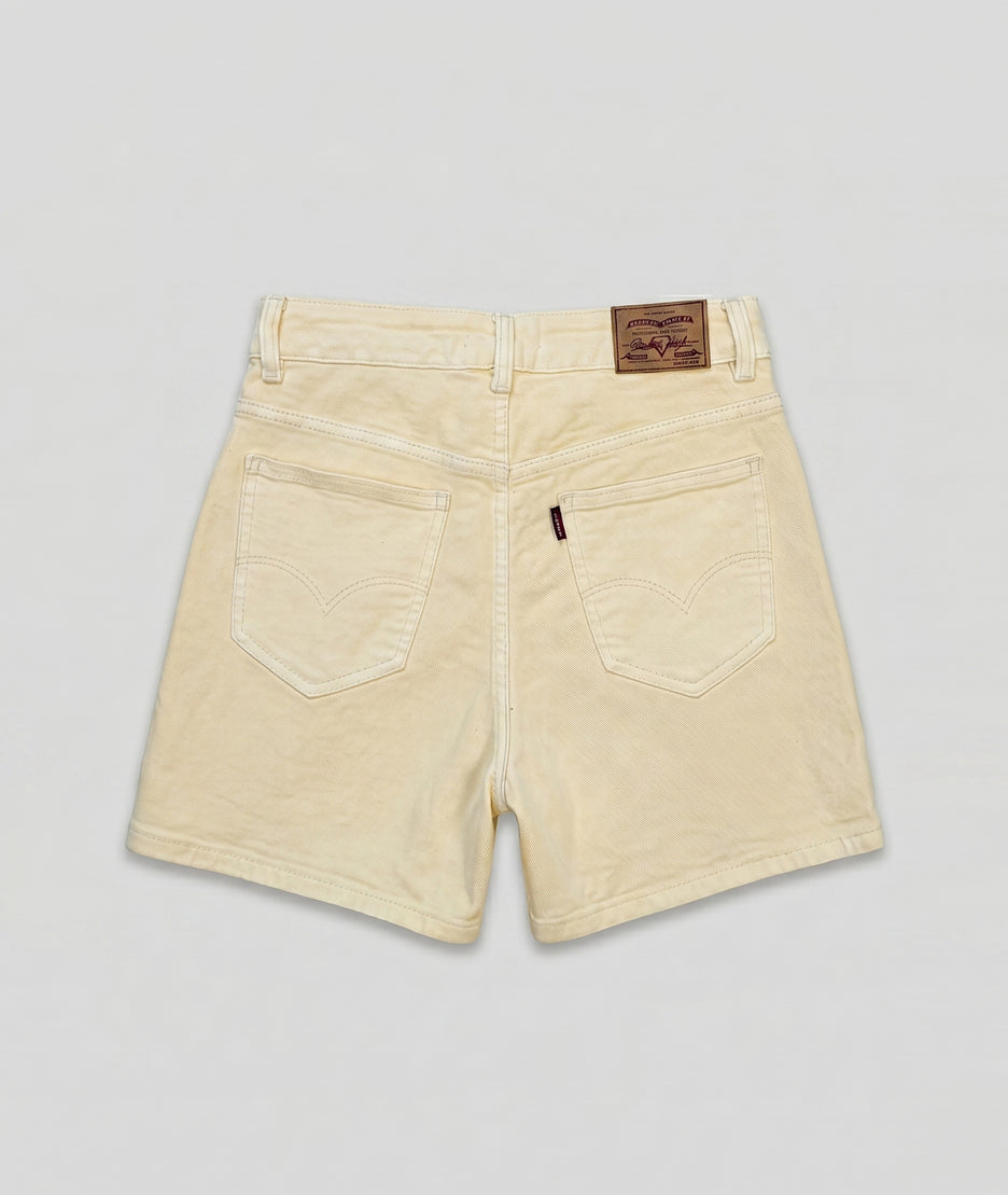 Short Lara jean taille haute mom short jaune arrière fond blanc