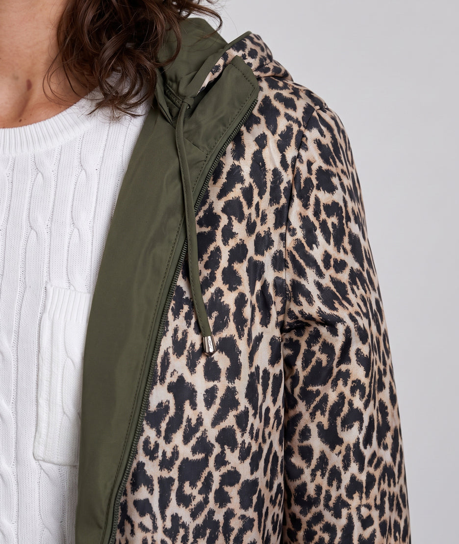 Trench réversible léopard femme Léa porté côté léopard avec capuche