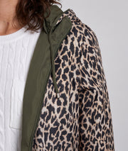 Trench réversible léopard femme Léa porté côté léopard avec capuche