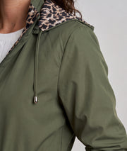 Trench réversible léopard femme Léa porté côté kaki avec capuche