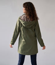 Trench réversible léopard femme Léa porté côté kaki avec capuche