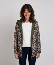 Trench réversible léopard femme Léa porté côté léopard avec capuche