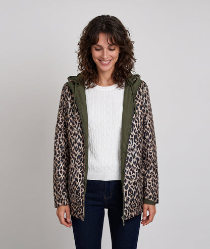 Trench réversible léopard femme Léa porté côté léopard avec capuche