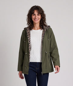 Trench réversible léopard femme Léa porté côté kaki avec capuche
