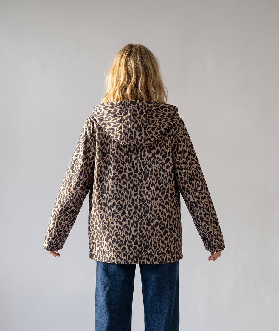 Trench réversible léopard femme Léa porté côté motif léopard avec capuche