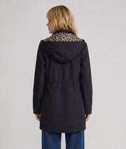 Trench réversible léopard femme Léa porté côté noir avec capuche