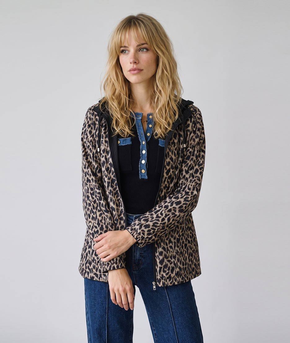 Trench réversible léopard femme Léa porté côté motif léopard avec capuche