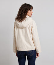 Trench Moka beige court à capuche porté de dos — Carnaby