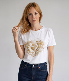 T-shirt Cuore beige à motifs cœur et détails pailletés porté de face — Carnaby