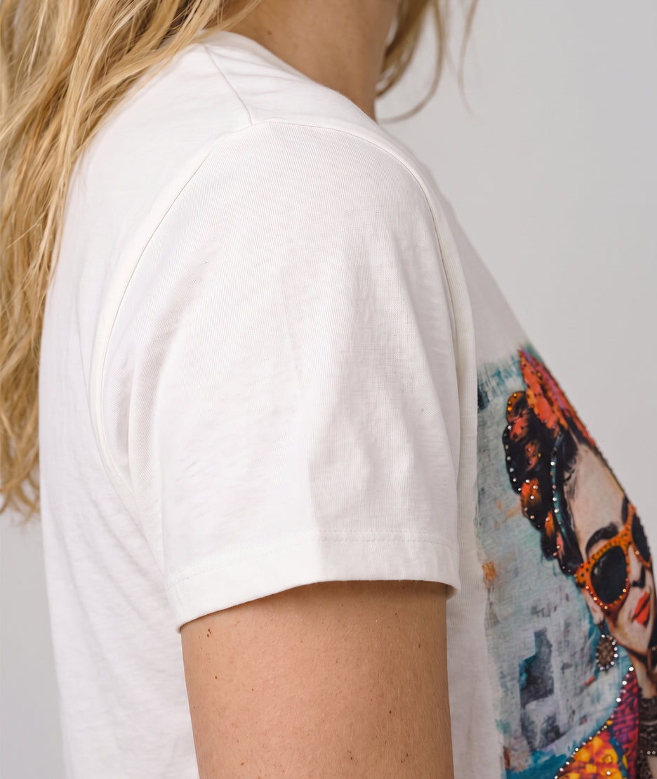 T-shirt Free multicolore à motif Frida Kahlo et strass porté de cote — Carnaby