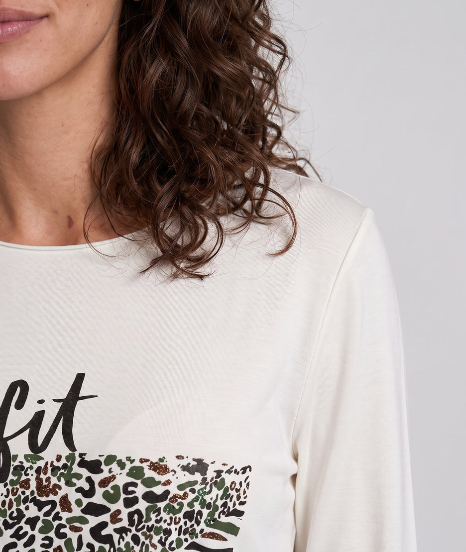T-shirt Jungle écru manches longues à motif léopard porté de face — Carnaby