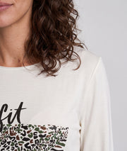 T-shirt Jungle écru manches longues à motif léopard porté de face — Carnaby