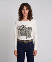 T-shirt Jungle écru manches longues à motif léopard porté de face — Carnaby