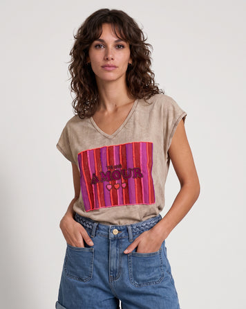 T-shirt Mona camel inscription perles colorées face — marque Carnaby