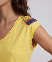 T-shirt Seaside jaune avec perles aux épaules détails — marque Carnaby