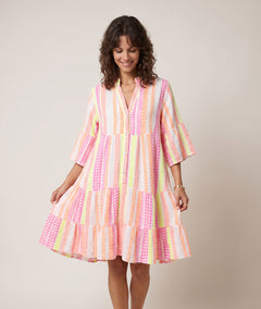 Robe Andre blanc gaze coton col mao volants étagés rayures colorées face — Carnaby