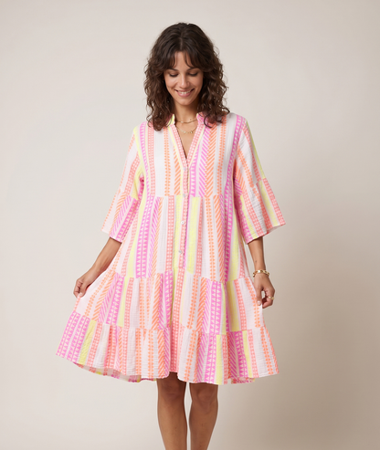 Robe Andre blanc gaze coton col mao volants étagés rayures colorées face — Carnaby