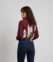 Chemise à motifs Matis bordeau femme avec visages colorés, col mao et manches longues