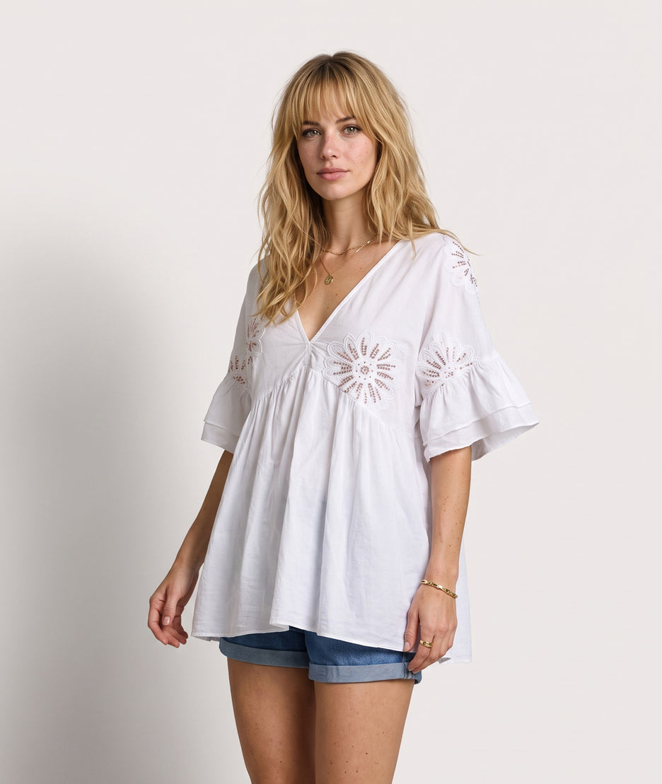 Tunique Nelly blanche à broderies fleurs face — marque Carnaby