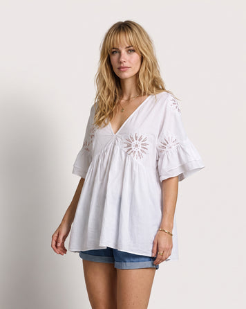 Tunique Nelly blanche à broderies fleurs face — marque Carnaby