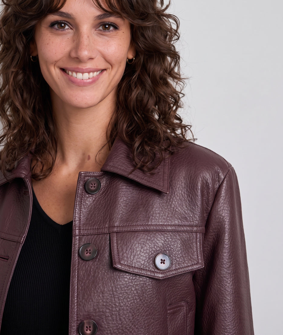 Veste courte femme en similicuir bordeau à col chemise vue de face
