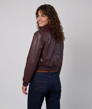 Veste courte femme en similicuir bordeau à col chemise vue de face