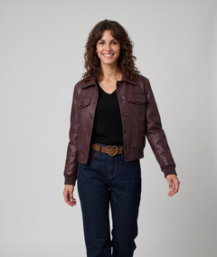 Veste courte femme en similicuir bordeau à col chemise vue de face