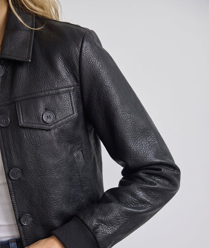 Veste courte femme en simili-cuir noir à col chemise détail épaule