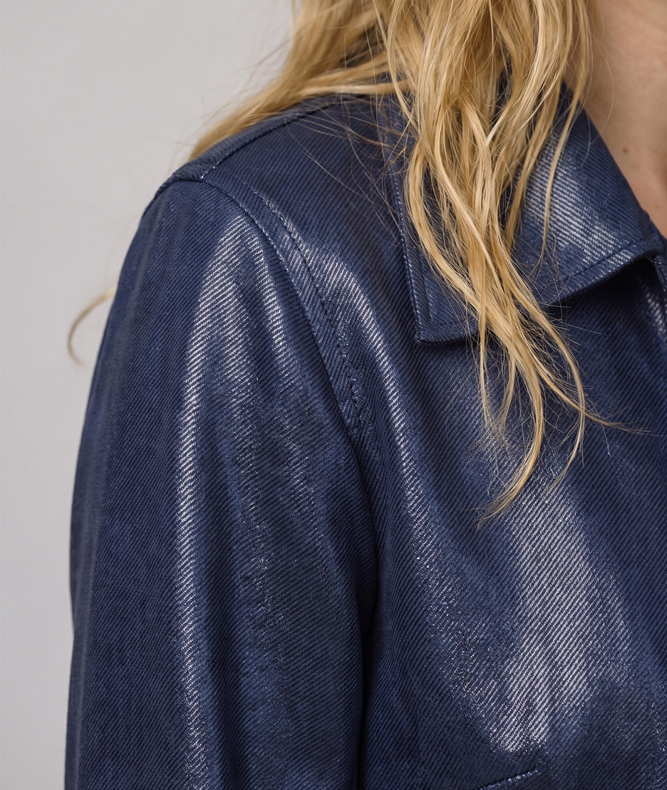 Veste courte femme Carla marine effet brillant avec poches à rabat et boutons pression