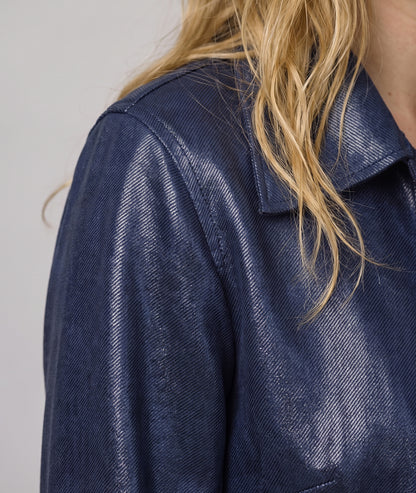 Veste courte femme Carla marine effet brillant avec poches à rabat et boutons pression