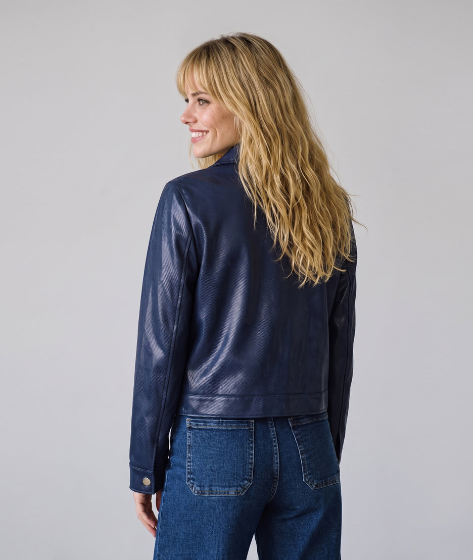 Veste courte femme Carla marine effet brillant avec poches à rabat et boutons pression
