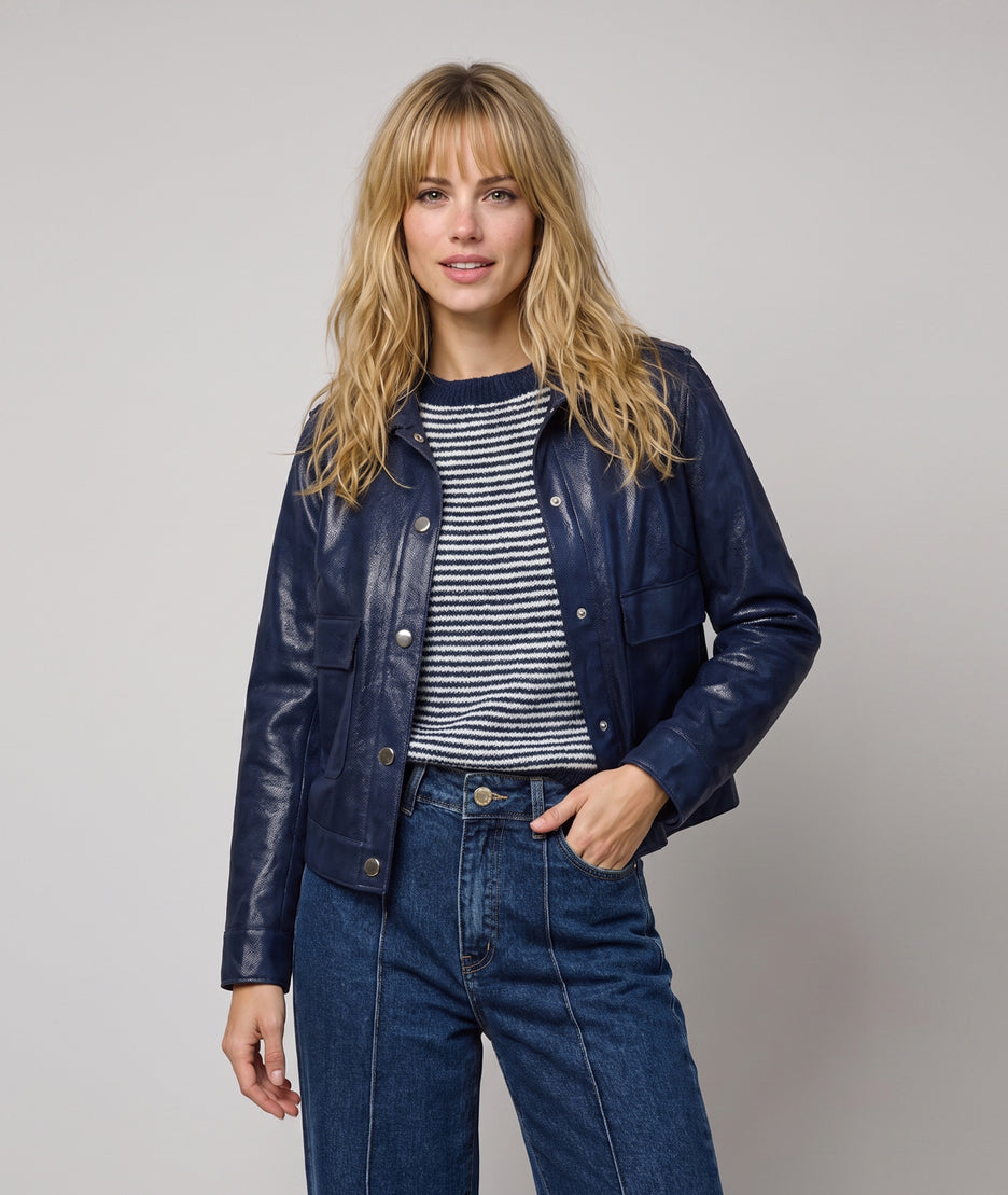 Veste courte femme Carla marine effet brillant avec poches à rabat et boutons pression