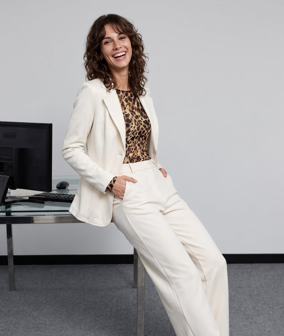 Blazer cintré femme écru Torna porté de face